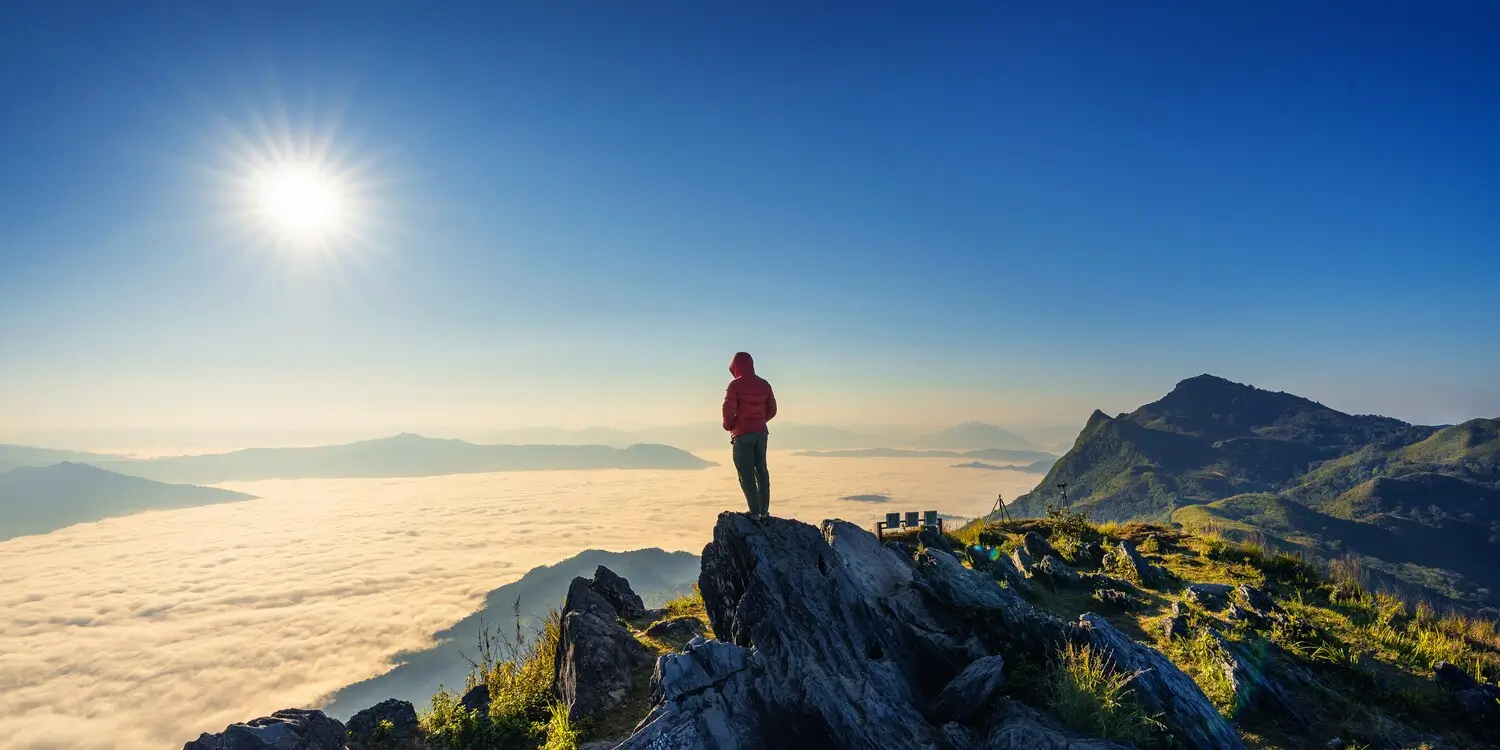 Proměňte svá přesvědčení muž na kopci slunce