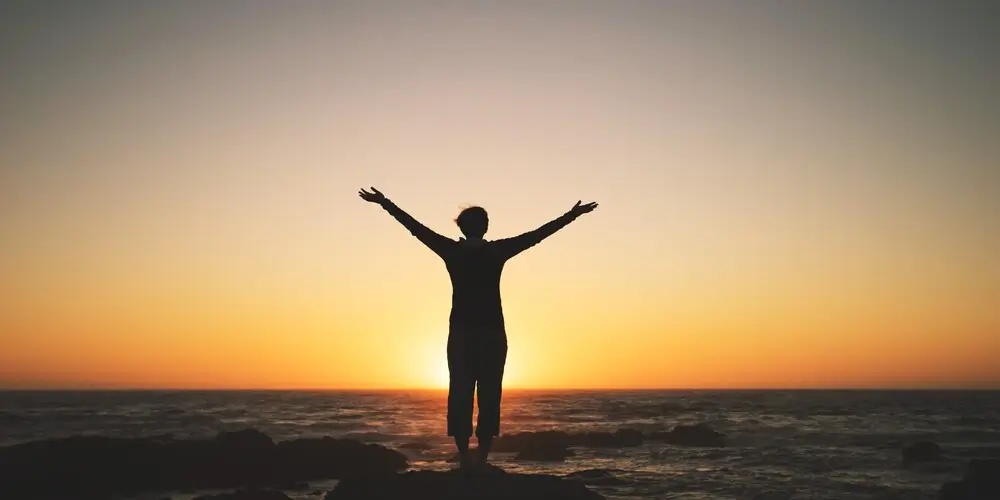 jak přitáhnout peníze muž s roztaženými rukama