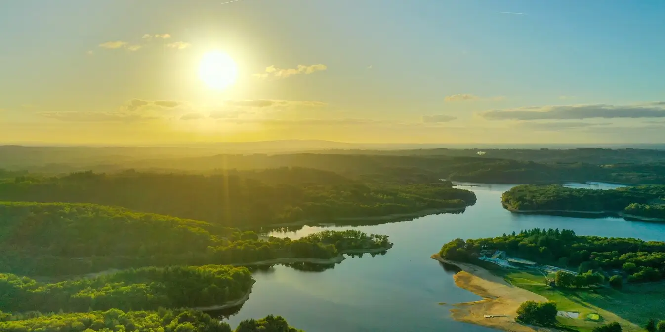 proměňte svá přesvědčení slunce nad řekou