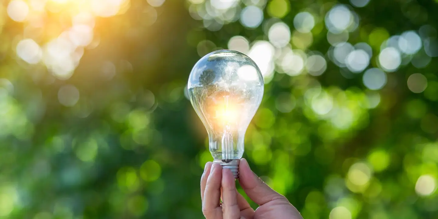 proměňte svá přesvědčení žárovka v ruce
